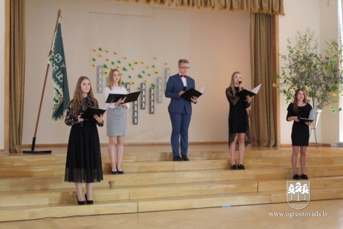 Ogres 1.vidusskolā atklāj skolēnu literāro gadagrāmatu