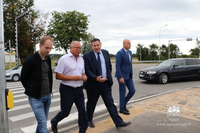 Autoceļu A6 var šķērsot droši