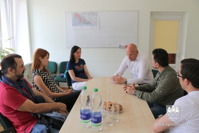 Brīvprātīgie jaunieši no Ukrainas un Azerbaidžānas iepazīst Ogri