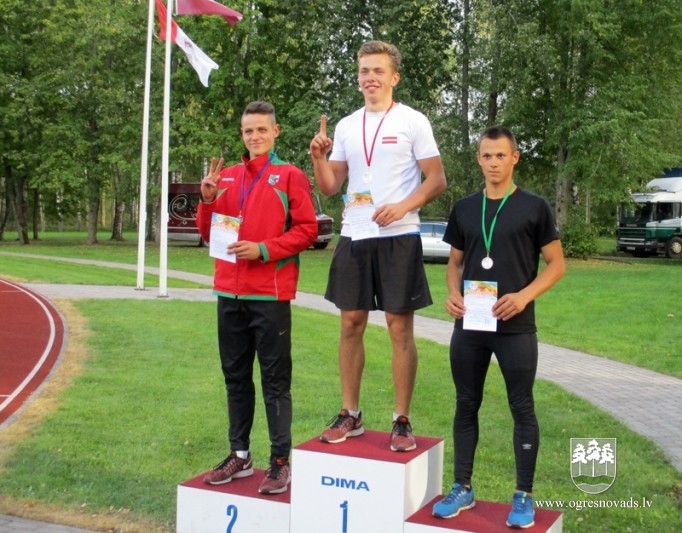 Madlienas vidusskolas vieglatlētiem medaļas Višķos