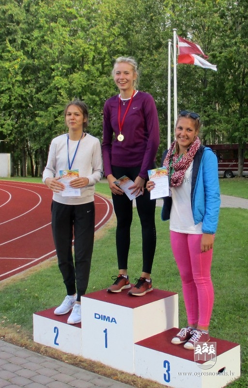 Madlienas vidusskolas vieglatlētiem medaļas Višķos