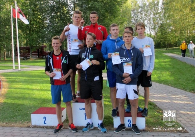 Madlienas vidusskolas vieglatlētiem medaļas Višķos