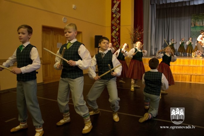 Deju kolektīvi tiekas Madlienas vidusskolā