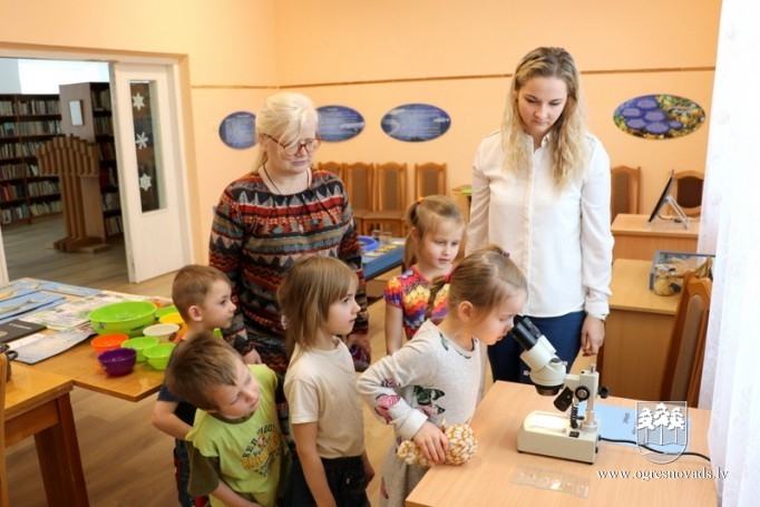 Madlienas bibliotēkā interaktīva izstāde par zivīm