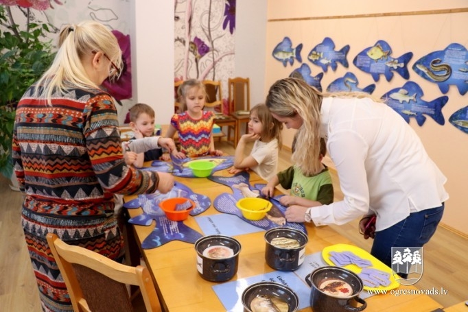 Madlienas bibliotēkā interaktīva izstāde par zivīm