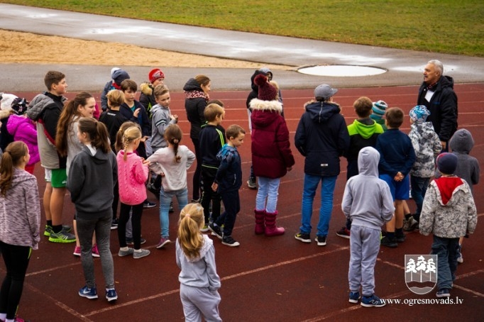 Madlienas skolēni Latvijas simtgadei noskrien 100 kilometrus