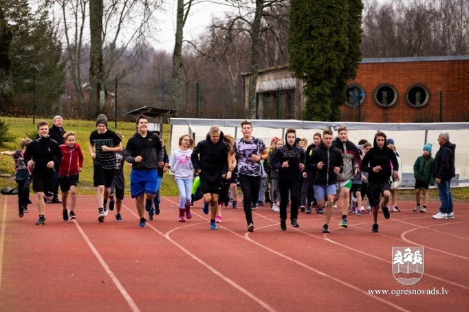 Madlienas skolēni Latvijas simtgadei noskrien 100 kilometrus