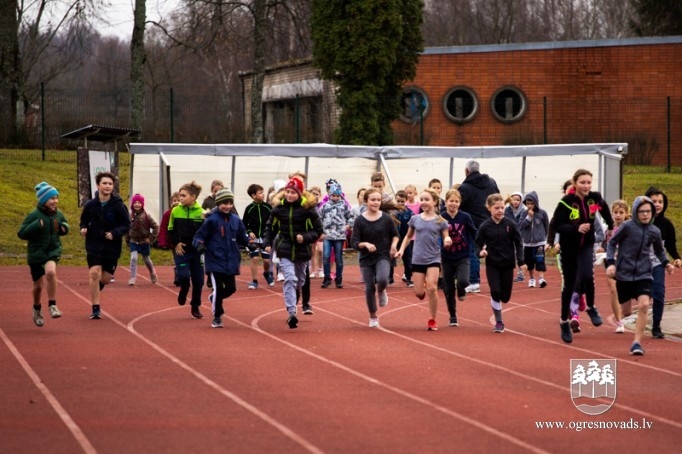Madlienas skolēni Latvijas simtgadei noskrien 100 kilometrus