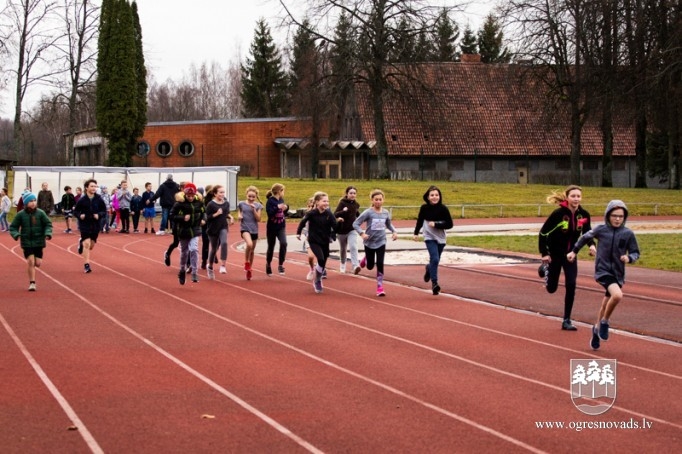 Madlienas skolēni Latvijas simtgadei noskrien 100 kilometrus