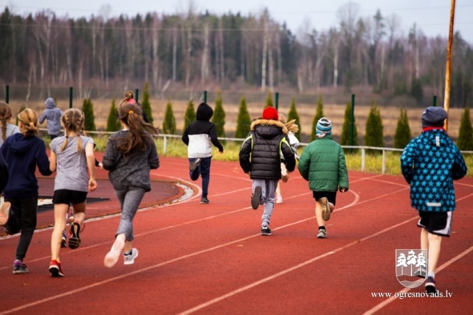 Madlienas skolēni Latvijas simtgadei noskrien 100 kilometrus