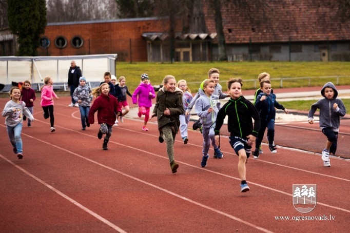 Madlienas skolēni Latvijas simtgadei noskrien 100 kilometrus