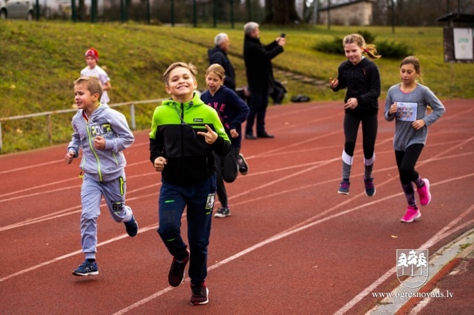 Madlienas skolēni Latvijas simtgadei noskrien 100 kilometrus
