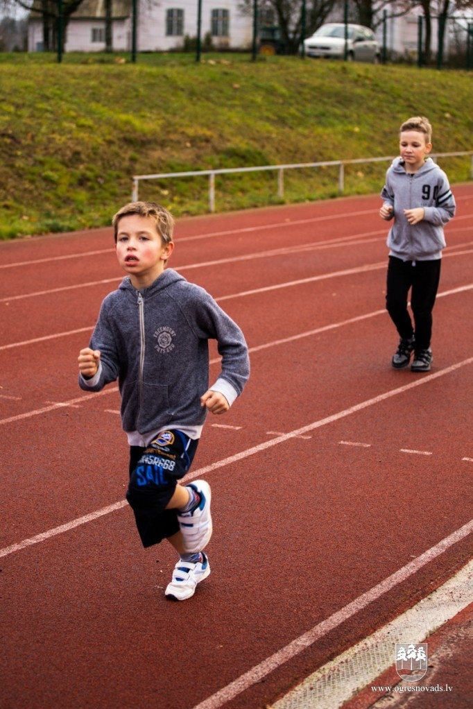 Madlienas skolēni Latvijas simtgadei noskrien 100 kilometrus