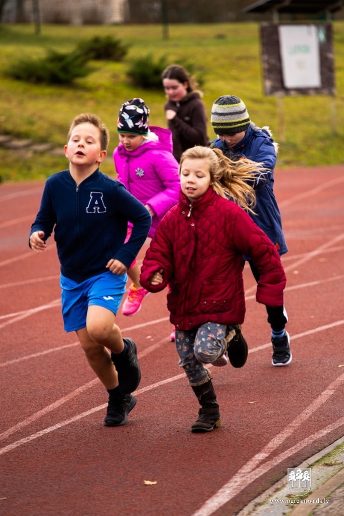 Madlienas skolēni Latvijas simtgadei noskrien 100 kilometrus