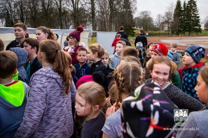 Madlienas skolēni Latvijas simtgadei noskrien 100 kilometrus