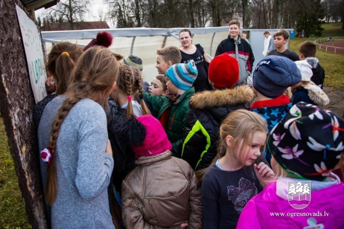 Madlienas skolēni Latvijas simtgadei noskrien 100 kilometrus