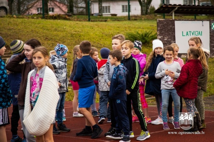 Madlienas skolēni Latvijas simtgadei noskrien 100 kilometrus