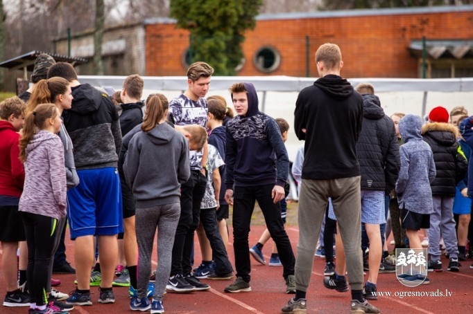 Madlienas skolēni Latvijas simtgadei noskrien 100 kilometrus
