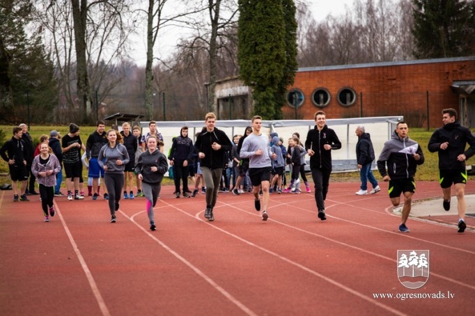 Madlienas skolēni Latvijas simtgadei noskrien 100 kilometrus