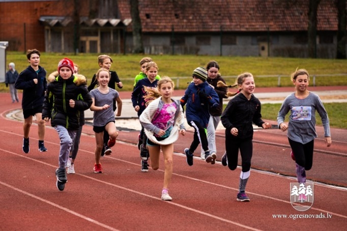 Madlienas skolēni Latvijas simtgadei noskrien 100 kilometrus