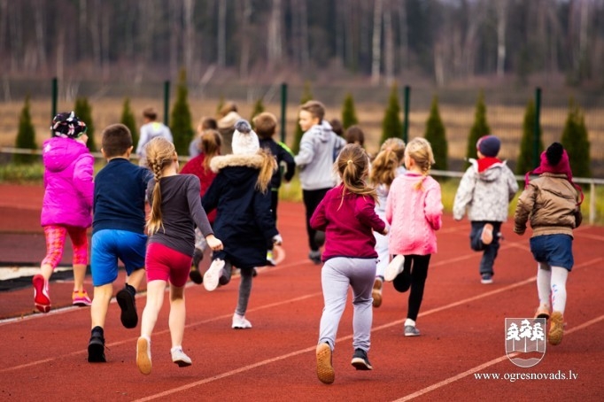 Madlienas skolēni Latvijas simtgadei noskrien 100 kilometrus