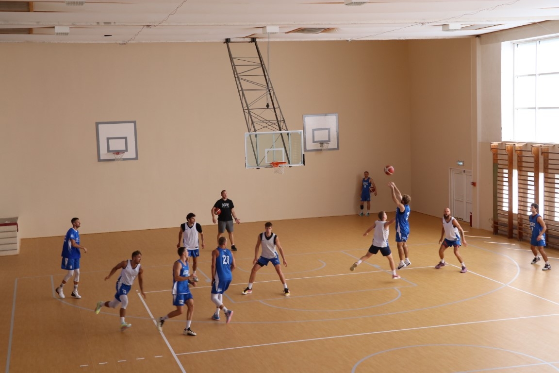 Sportisti spēlē basketbolu 06.09.2024.