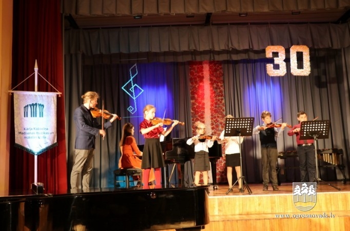 Madlienas mūzikas un mākslas skola atzīmē 30 gadu jubileju