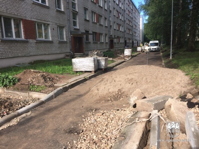 Tiek sakārtoti vairāki dzīvojamo māju pagalmi