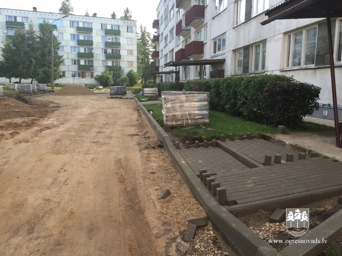 Tiek sakārtoti vairāki dzīvojamo māju pagalmi