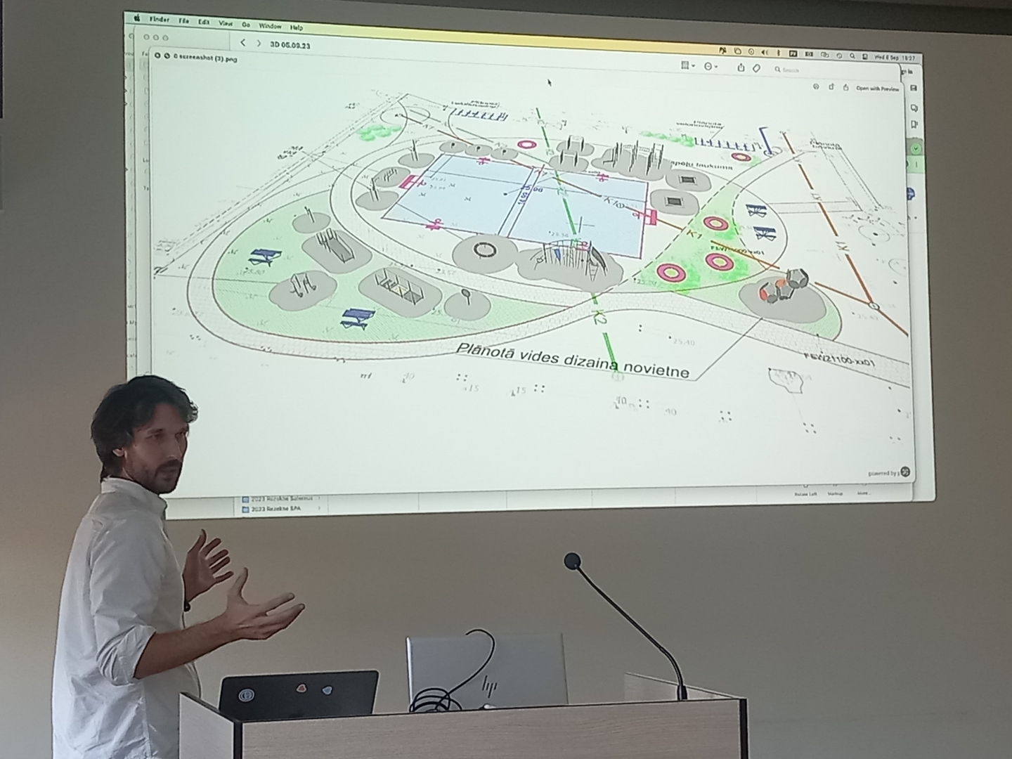 Projekta skiču autors Aleksandrs Kernožickis prezentē ieceri