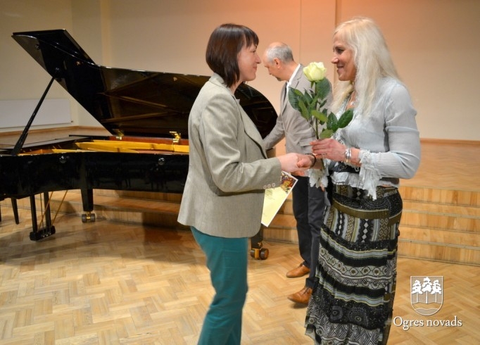 Godina Ogres novada māmiņas un vecmāmiņas