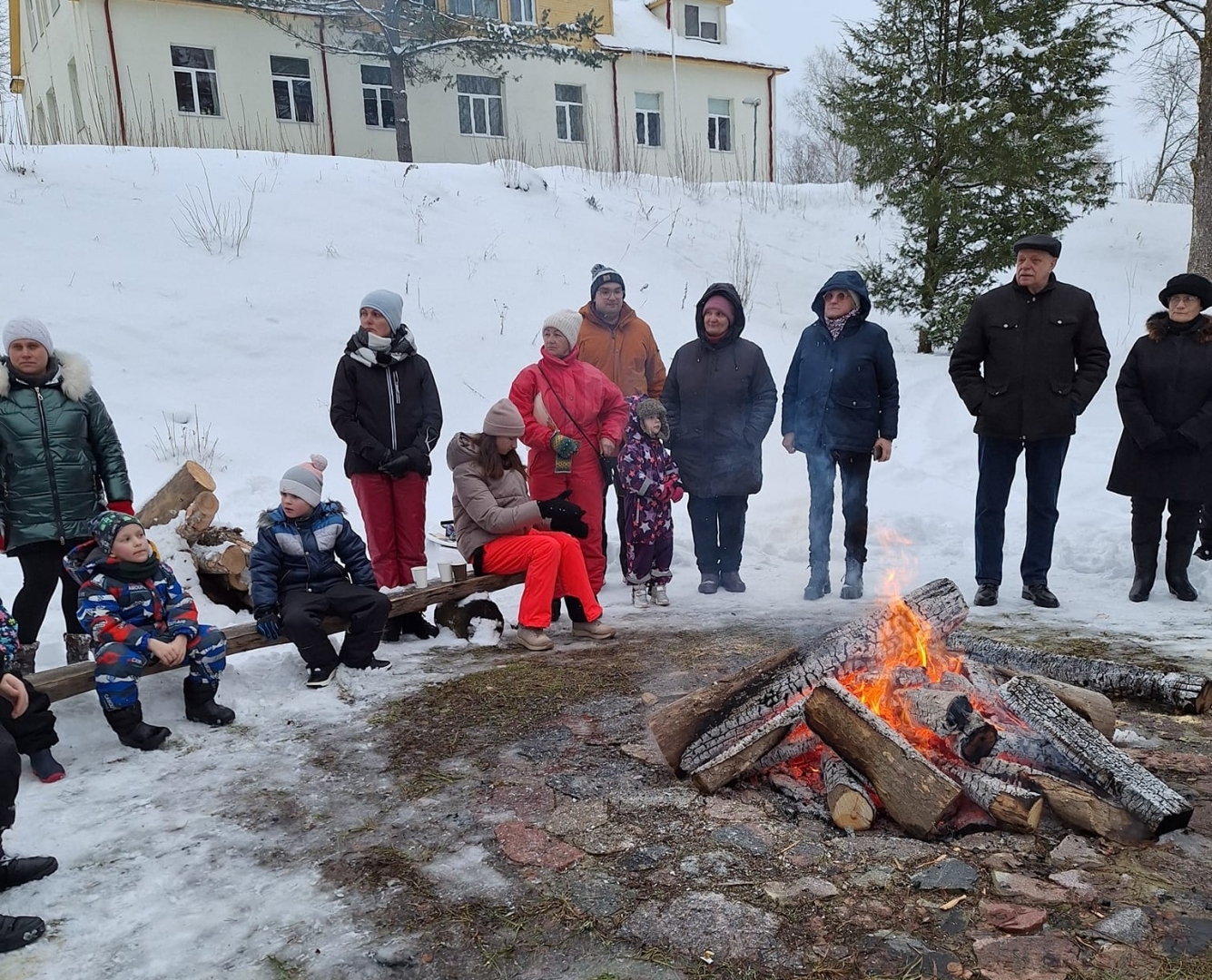 Cilvēki pie barikāžu ugunskura Meņģelē 01.2024.