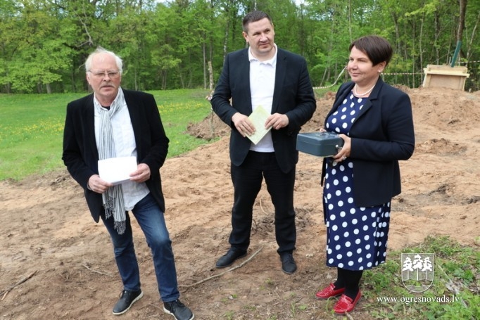 Topošā skatu torņa pamatos atstāts vēstījums nākamajām paaudzēm