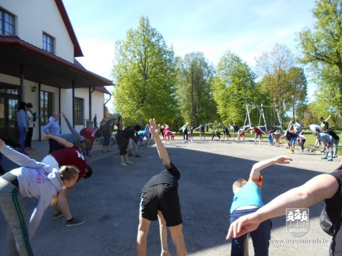 Meņģelē kopīgi sportojot stiprina ģimenes vērtības
