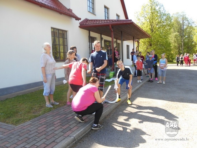 Meņģelē kopīgi sportojot stiprina ģimenes vērtības