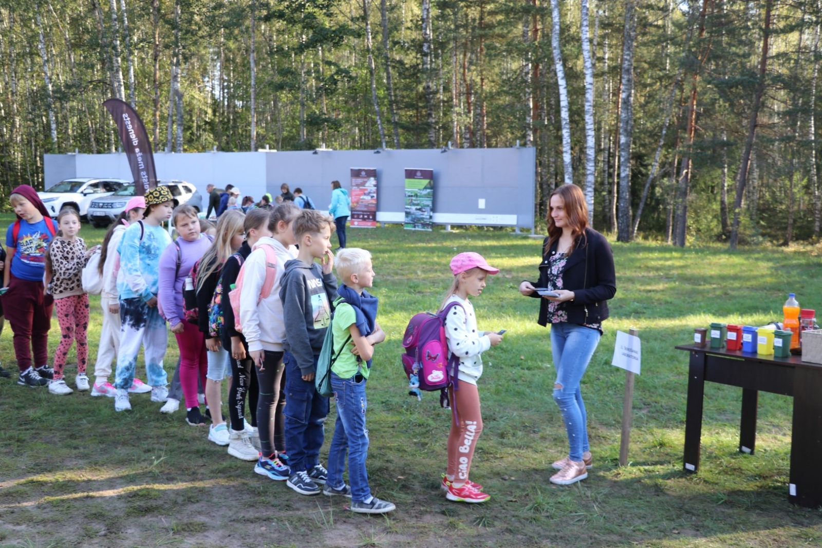 Ogres Zilajos kalnos Meža zinību dienā skolēni apgūst Meža ābeci