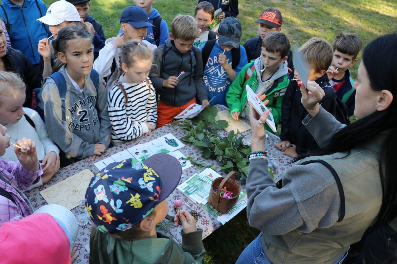 Ogres Zilajos kalnos Meža zinību dienā skolēni apgūst Meža ābeci