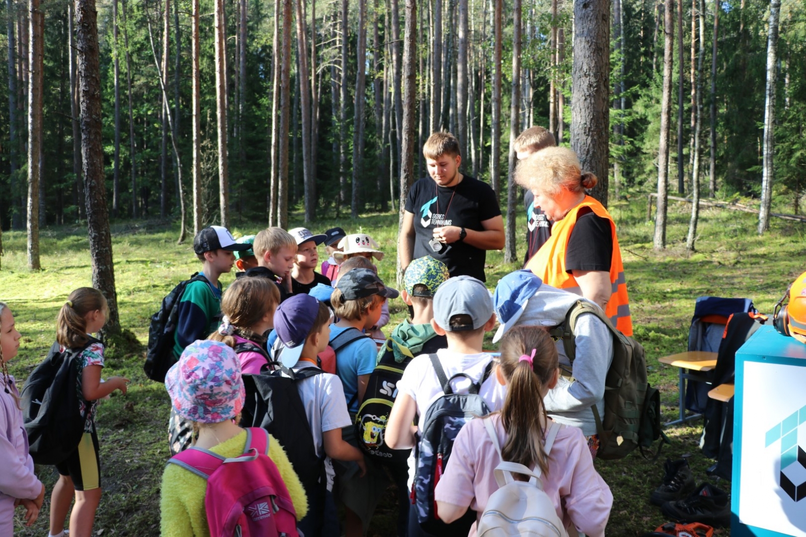 Ogres Zilajos kalnos Meža zinību dienā skolēni apgūst Meža ābeci