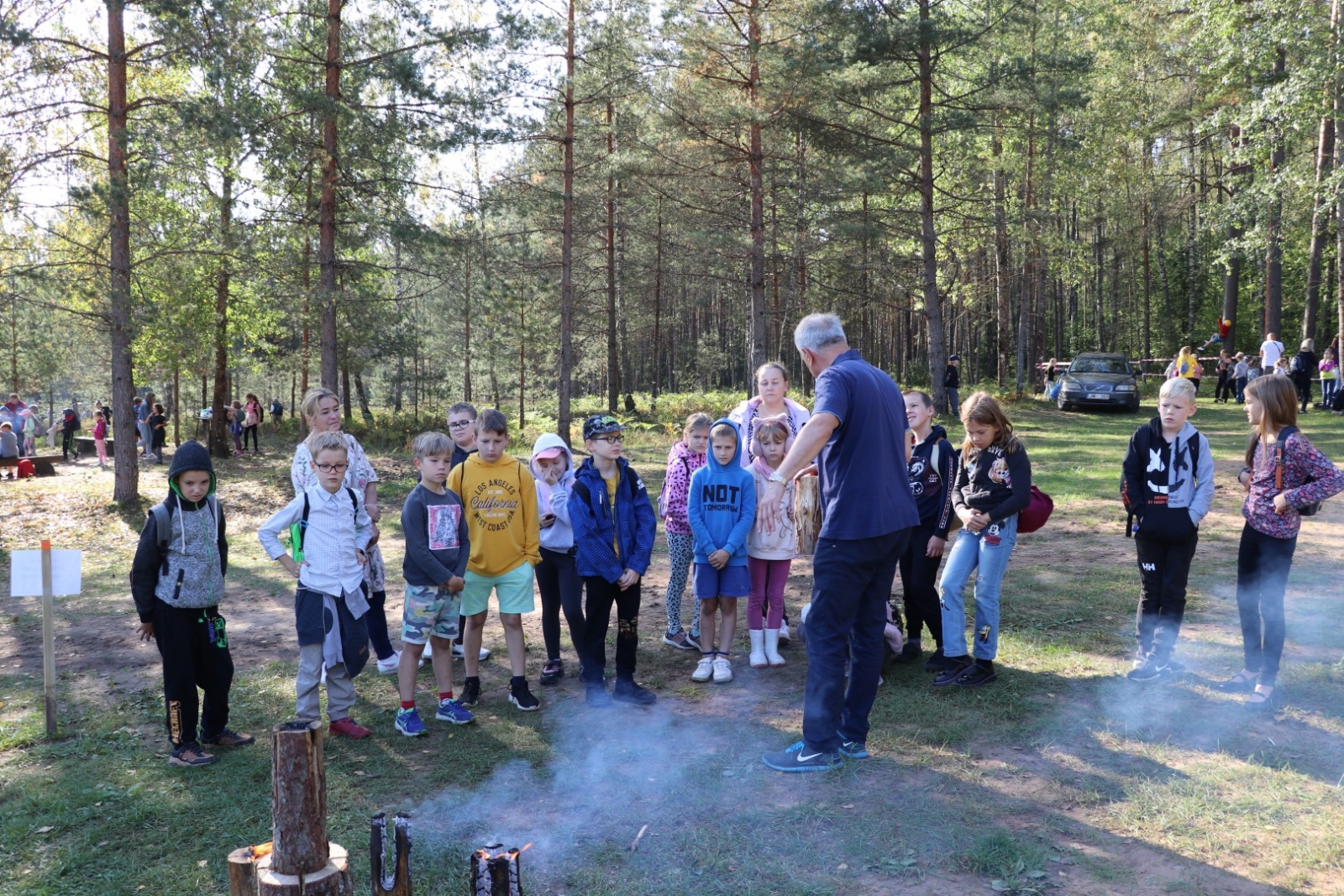 Ogres Zilajos kalnos Meža zinību dienā skolēni apgūst Meža ābeci