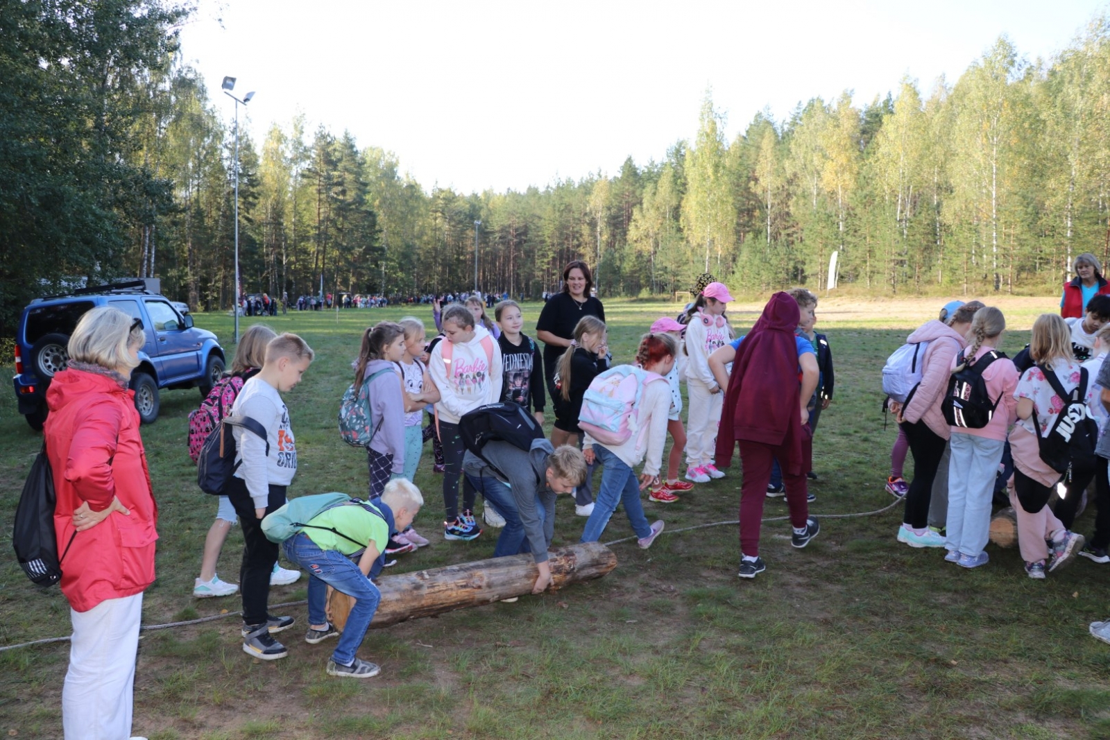 Ogres Zilajos kalnos Meža zinību dienā skolēni apgūst Meža ābeci