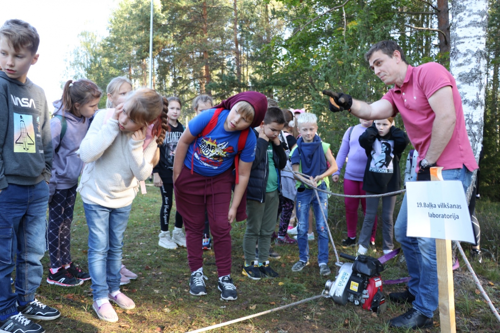 Ogres Zilajos kalnos Meža zinību dienā skolēni apgūst Meža ābeci