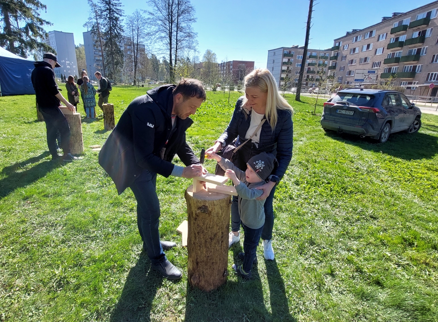 Pasākums "Mežs - veselībai" (22.04.2023.) putnu būrīšu sišana