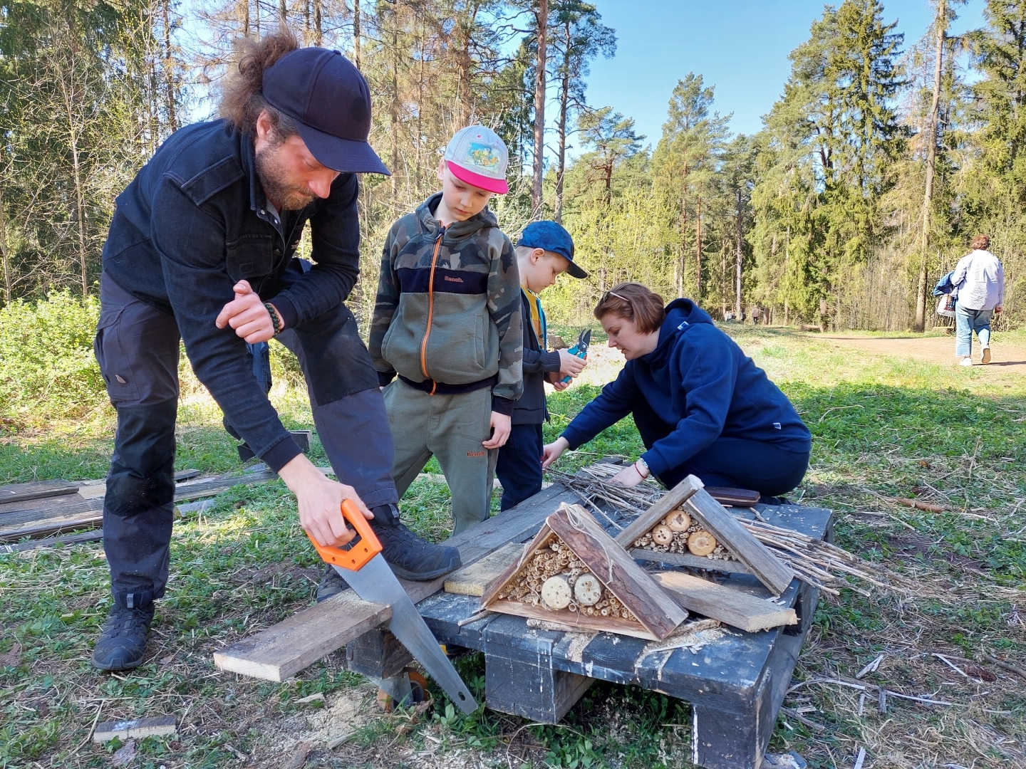 Pasākums "Mežs - veselībai" (22.04.2023) kukaiņu mājas veidošana