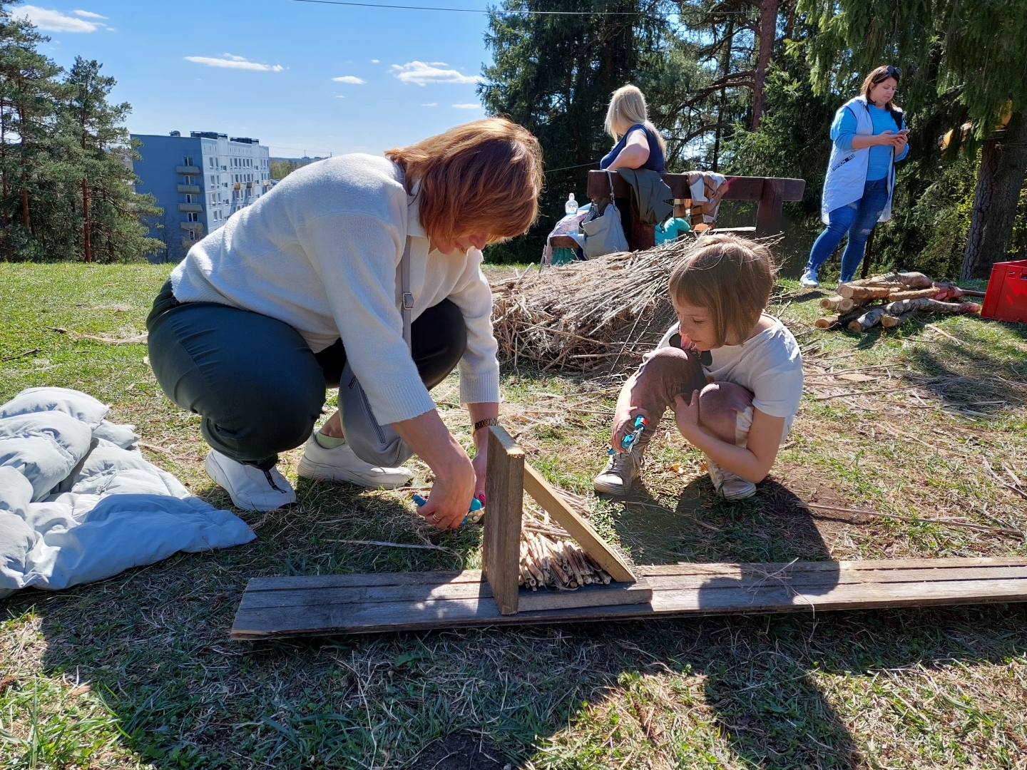 Pasākums "Mežs - veselībai" (22.04.2023) kukaiņu mājas veidošana