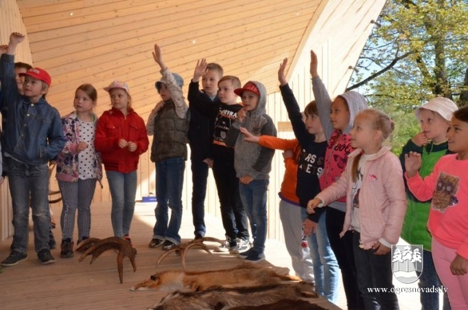 Madlienas vidusskolas audzēkņi izzin karjeras iespējas meža nozarē