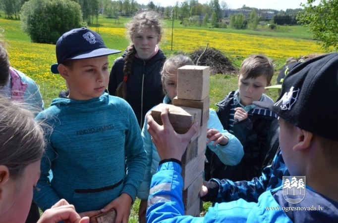 Madlienas vidusskolas audzēkņi izzin karjeras iespējas meža nozarē