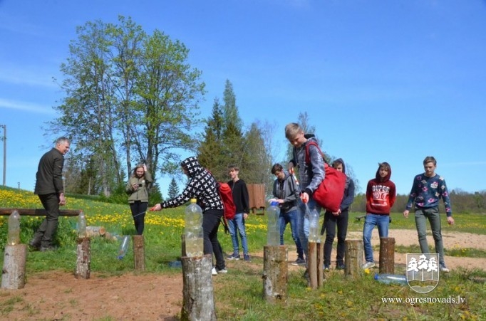 Madlienas vidusskolas audzēkņi izzin karjeras iespējas meža nozarē