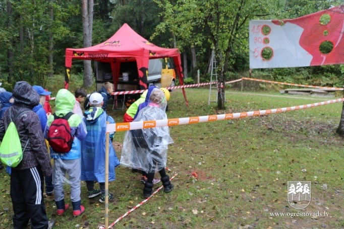 Bērni izzin mežā notiekošos procesus