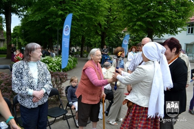 Miera skrējiena dalībnieki ierodas Ogrē
