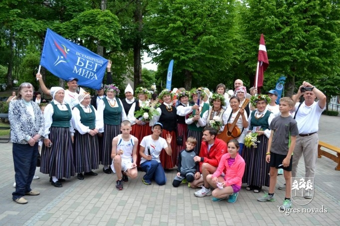 Miera skrējiena dalībnieki ierodas Ogrē